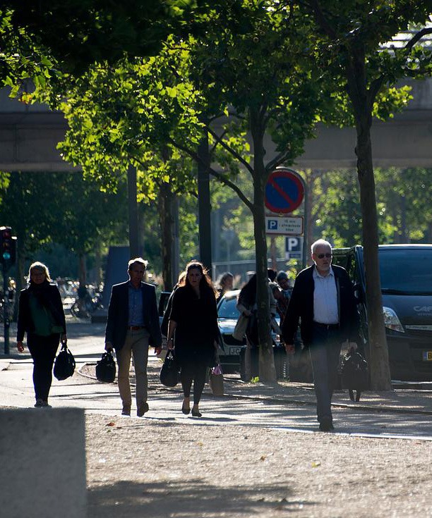 Folk som drager mod arbejde på Arne Jacobsens Allé ved gåsti