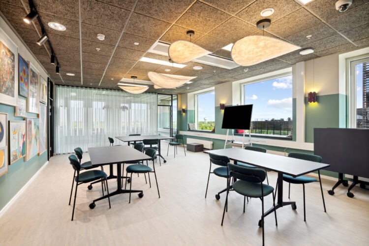 Fleksible mødelokaler hos HUBNORDIC m. skærm og nymoderne design